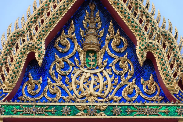 Traditioneller thailändischer Stuck & Naga, Holzschnitzerei Tympanum des thailändischen Dachtempels am wat benchamabopit dusitvanaram in Bangkok, Thailand — Stockfoto