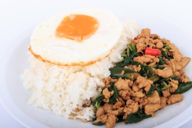 Tavada kızartılmış tavuk, fesleğen ve beyaz zemin üzerine kızarmış yumurta ile tepesinde pirinç