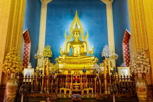 Goldene Buddha-Statue im Marmortempel oder wat benchamabophit Tempel, Bangkok Thailand — Stockfoto