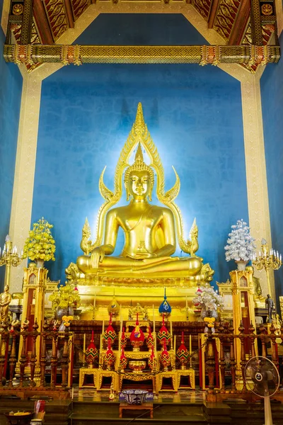 Złoty posąg Buddy w świątyni Marmurowa Świątynia lub Wat Benchamabophit, Bangkok, Tajlandia — Zdjęcie stockowe