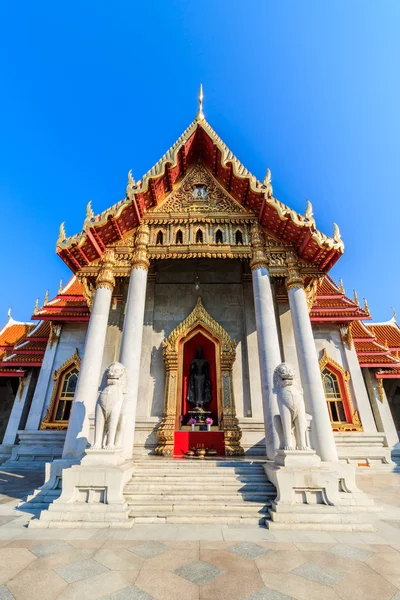 Der Marmortempel, Wat Benchamabopit Dusitvanaram in Bangkok, Thailand — Stockfoto