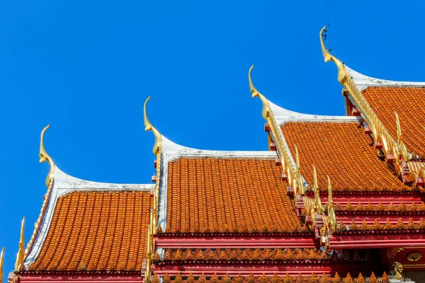 Traditioneller thailändischer Stuck & Naga, Holzschnitzerei Tympanum des thailändischen Dachtempels — Stockfoto