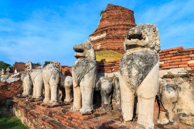 Antika Stupa aslan heykeli Kamboçya tarzı Thammikarat tapınağında çevrili