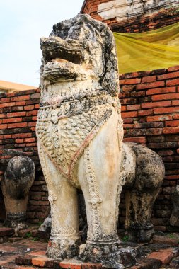 Antika Stupa aslan heykeli Kamboçya tarzı Thammikarat tapınağında çevrili