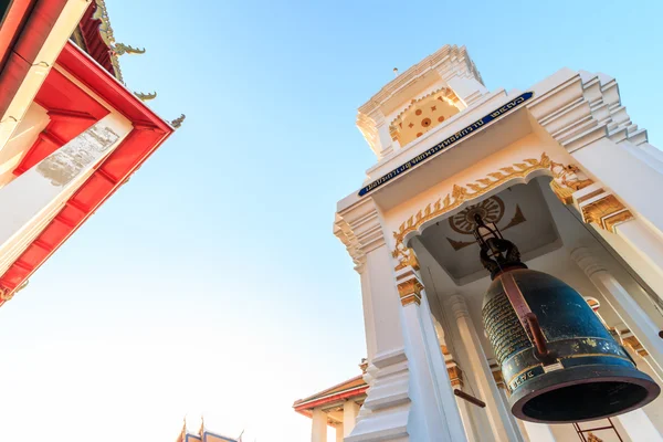 Thajsko stylu zvonice, thajské Bell Tower chrám Wat Kalayanamitr Varamahavihara — Stock fotografie