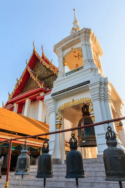 Haupthalle, thailändischer Glockenturm (thailändischer Glockenturm) und chinesische Natursteinpagode in wat kalayanamitr varamahavihara — Stockfoto