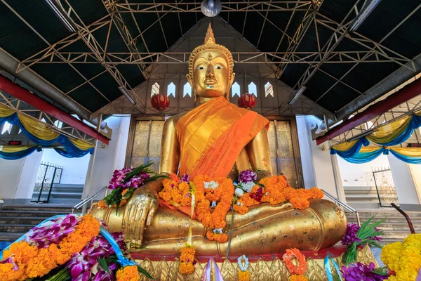 Estatua de Buda de Oro en templo budista tailandés localmente conocido como Wat Kalayanamitr Varamahavihara — Foto de Stock