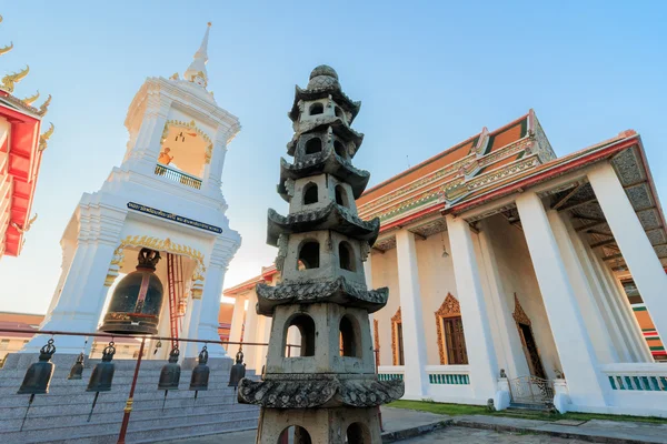 Hall główny, Tajlandia styl dzwonnica (tajski Bell Tower) i kamienia naturalnego wyrzeźbić granit chiński pagoda w Wat Kalayanamitr Varamahavihara — Zdjęcie stockowe
