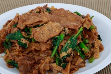 Kızarmış düz şehriye ve domuz koyu soya sosu ile karıştırın