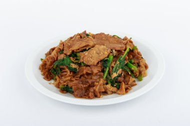 Kızarmış düz şehriye ve domuz koyu soya sosu ile karıştırın