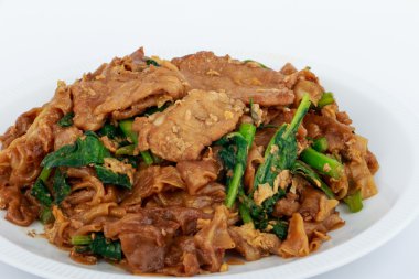 Kızarmış düz şehriye ve domuz koyu soya sosu ile karıştırın