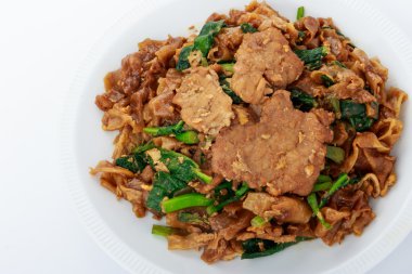 Kızarmış düz şehriye ve domuz koyu soya sosu ile karıştırın