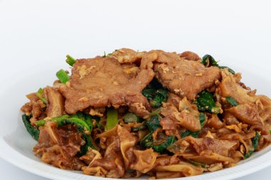 Kızarmış düz şehriye ve domuz koyu soya sosu ile karıştırın