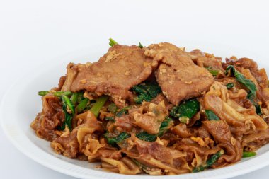 Kızarmış düz şehriye ve domuz koyu soya sosu ile karıştırın