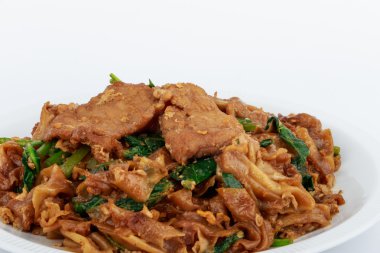 Kızarmış düz şehriye ve domuz koyu soya sosu ile karıştırın