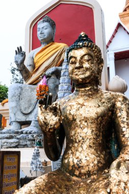 Oturma Buda heykelinin Tay Budist tapınağı
