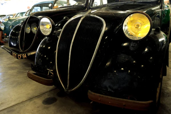 Primer plano de la parte delantera de un coche Vintage — Foto de Stock