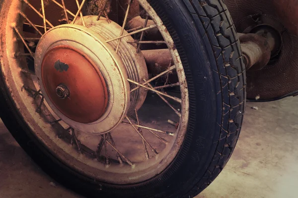 Eski model araba tekerleği ayrıntılarını Close-Up — Stok fotoğraf
