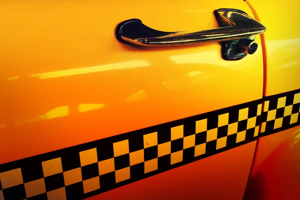 Жёлтое такси, дверь такси с чекером — стоковое фото