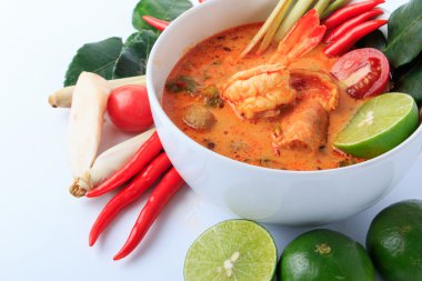 Tay çorbası (Tom Yum Goong limon ile karides)