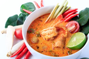 Tay çorbası (Tom Yum Goong limon ile karides)
