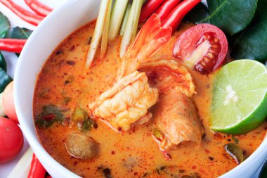 Tay çorbası (Tom Yum Goong limon ile karides)