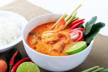 Tay çorbası (Tom Yum Goong limon ile karides)