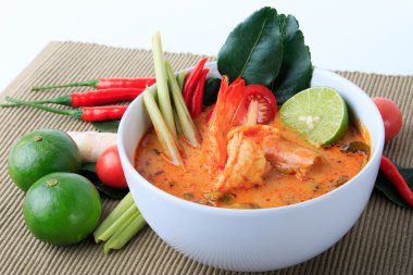 Tay çorbası (Tom Yum Goong limon ile karides)