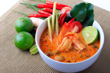 Tay çorbası (Tom Yum Goong limon ile karides)