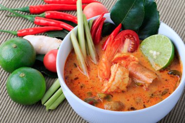 Tay çorbası (Tom Yum Goong limon ile karides)