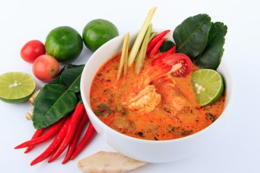 Tay çorbası (Tom Yum Goong limon ile karides)
