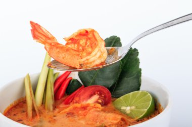Tay çorbası (Tom Yum Goong limon ile karides)