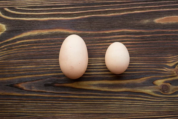 두 개의 다른 계란 — 스톡 사진