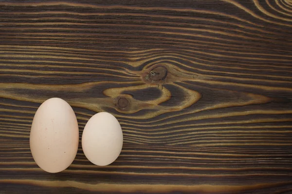 Two different eggs — Stock Photo, Image