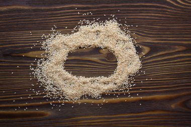 Susam ahşap arka plan üzerinde