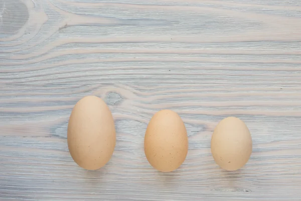 Τρία αυγά διαφόρων μεγεθών — Φωτογραφία Αρχείου