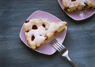 Lila plaka üzerinde Çilekli pasta