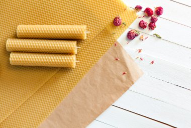 mum balmumu ve doğal kuru çiçekler yonca