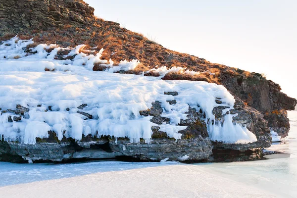 Stenen bedekt door ijs op winter Siberische Baikail lake — Stockfoto