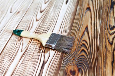 Doğal ahşap boya fırça ile boyama