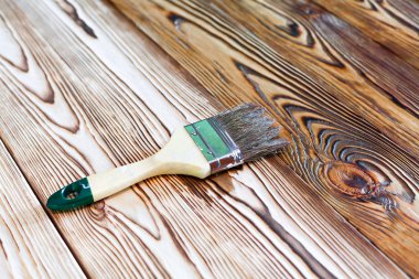 Doğal ahşap boya fırça ile boyama