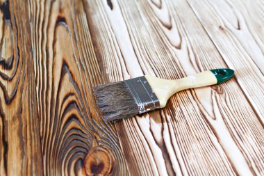 Doğal ahşap boya fırça ile boyama