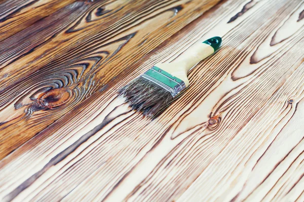 Verniciatura legno naturale con pennello — Foto Stock