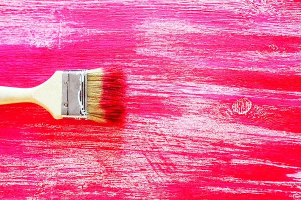 Pincel pintura de móveis de madeira com vermelho, close-up — Fotografia de Stock