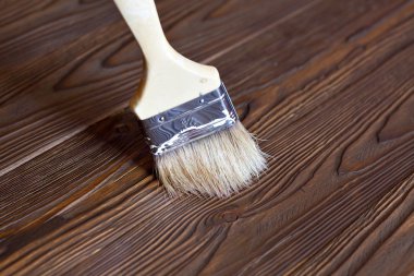 Doğal ahşap boya fırça ile boyama