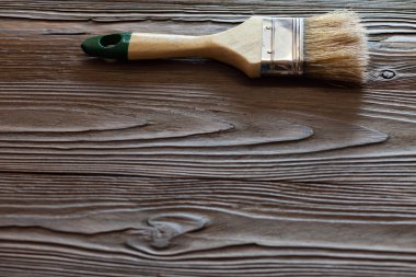 Doğal ahşap boya fırça ile boyama