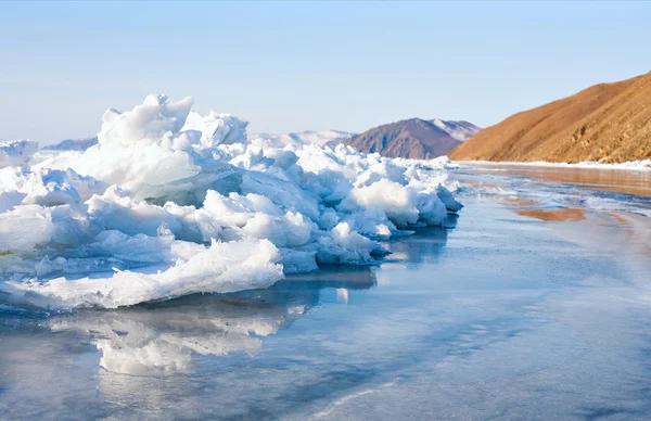Snowdrifts y hielo en el invierno en Baikal —  Fotos de Stock