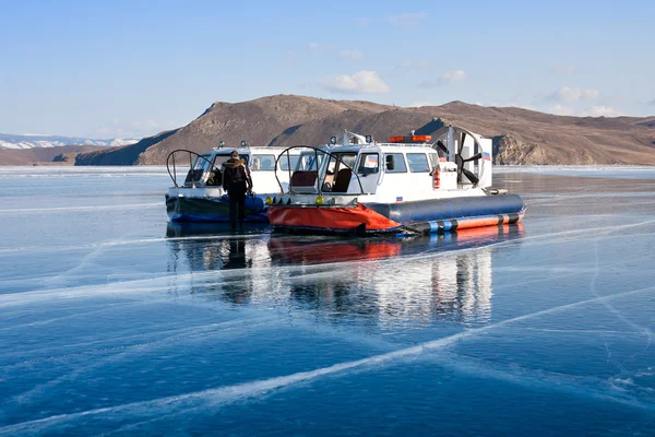 Ijs en scheuren op het oppervlak van het Baikalmeer — Stockfoto