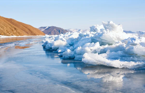 Schneeverwehungen und Eis im Winter auf dem Baikal — Stockfoto