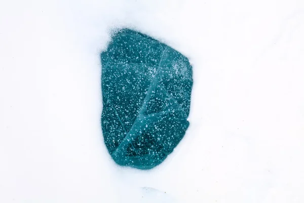 Лід і тріщини на поверхні озера Байкал — стокове фото